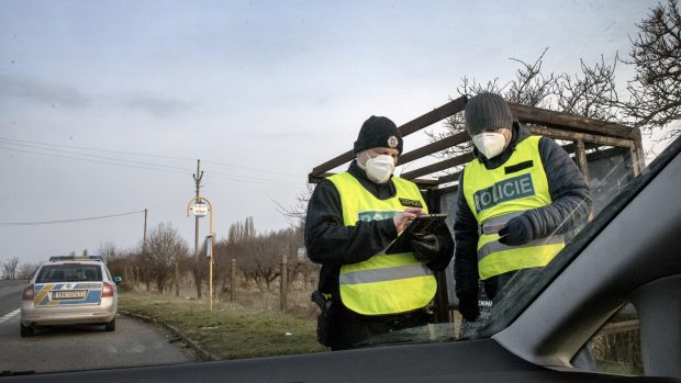 Policie kontroluje doklady na hranici okresu.