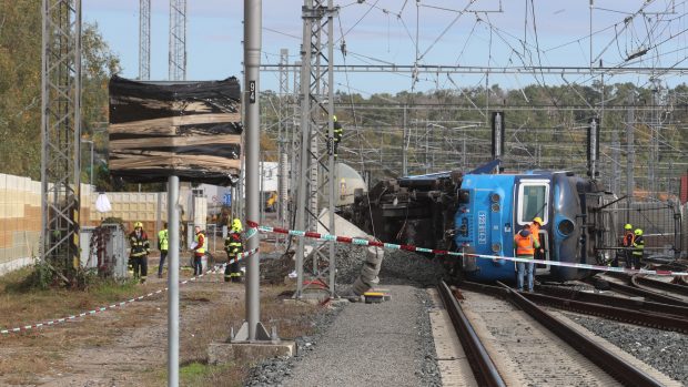 Nákladní vlak havaroval v pondělí, mimo koleje se dostala lokomotiva a dvě cisterny převážející toxický benzen