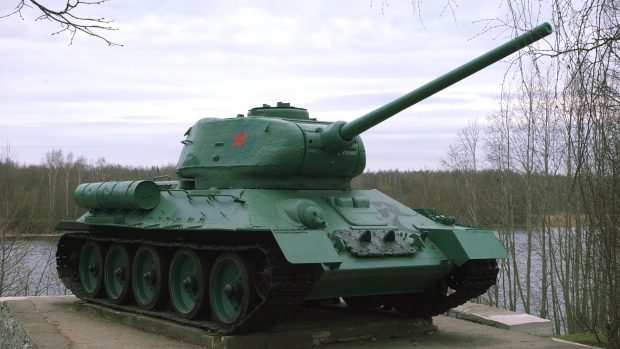 Tank T-34 z druhé světové války, který je vystaven na podstavci ve městě Narva na hranicích s Ruskem