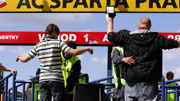 Kontrola fanoušků před vstupem na stadion AC Sparta Praha v roce 2008.