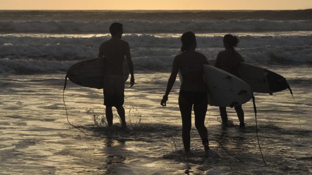 Surfeři na poloostrově Nicoya na Kostarice