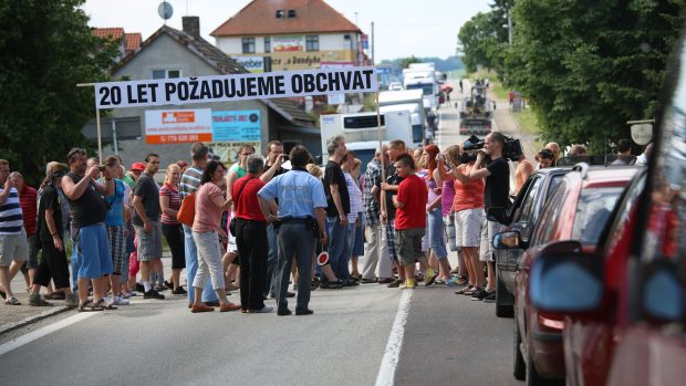 Lidé, kteří v roce 2013 protestovali za stavbu obchvatu