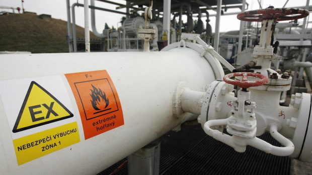 Do Litvínova už proudí ropa ze státních rezerv. Náklady 70 milionů korun  zaplatí Unipetrol | iROZHLAS - spolehlivé zprávy