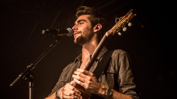 Zpěvák Alvaro Soler na koncertě v Miláně z roku 2015