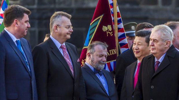 Praha, 29.3.2016 Setkání prezidentů České republiky Miloše Zemana a Čínské lidové republiky Si Ťin-pchinga (vpravo), &quot;vyslanec prezidenta&quot; Jaroslav Tvrdík druhý zleva.