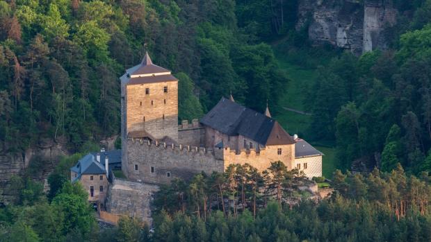 Hrad Kost. V Čechách se moc středověkých hradů nedochovalo. Majetná Kost má mezi nimi zvláštní postavení – je nejzachovalejší.