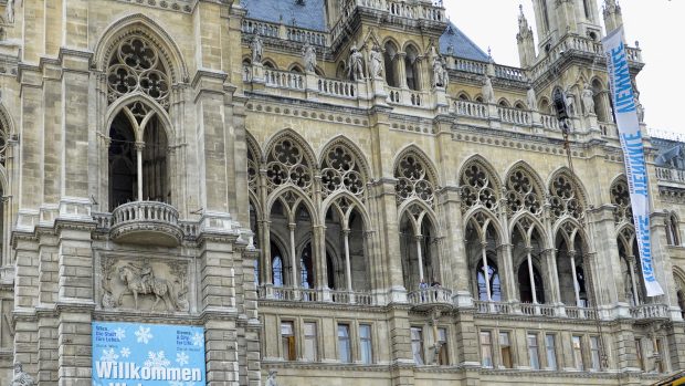 Vídeňská radnice a Hitlerův balkon. Ten původní, ze kterého řečnil 9. dubna 1938 byl dřevěný.