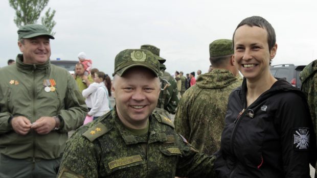 Populární ruská zpěvačka Julia Čičerinová v roce 2017 na Donbasu s místním ministrem obrany Vladimirem Kononovem (vlevo)