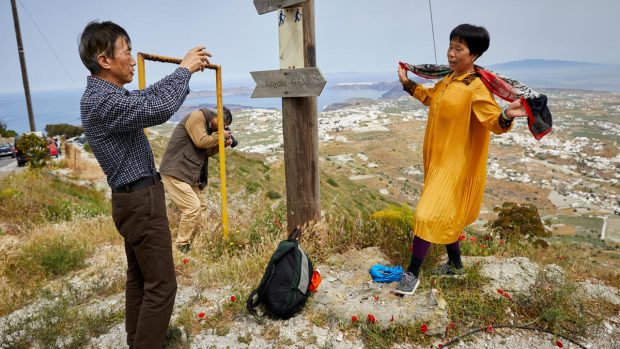 Čínští turisté na řeckém ostrově Santorini