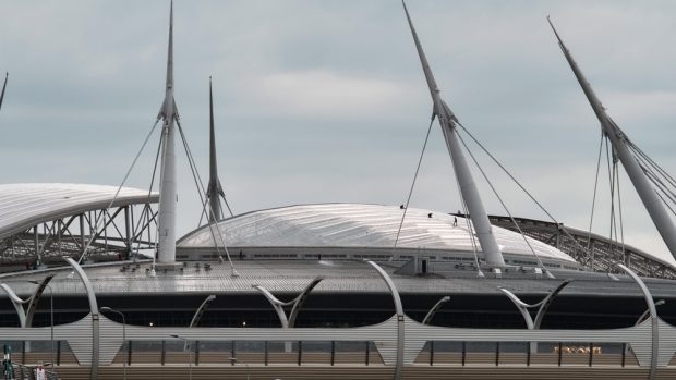 Střechu stadionu v Petrohradě poškozují kormoráni