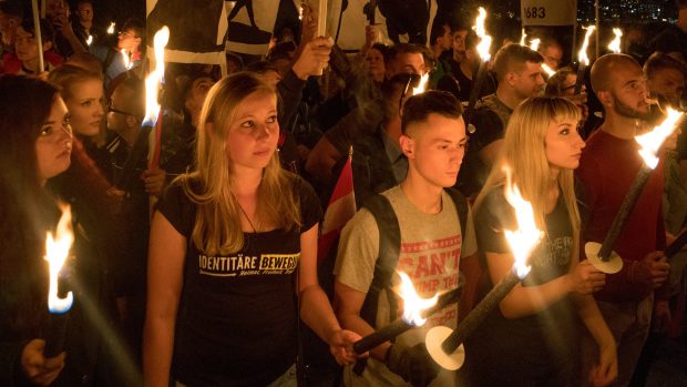 Pochod příslušníků krajně pravicového identitárního hnutí v rakouské metropoli v září 2017 k výročí bitvy u Vídně v roce 1863, ve které protiturecká koalice porazila vojska Osmanské říše