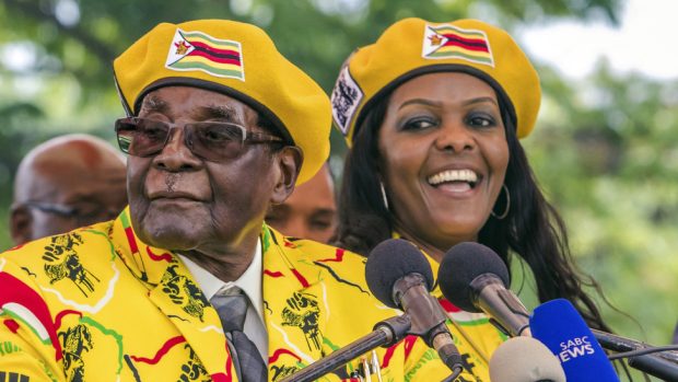 Robert a Grace Mugabeovi v barvách vládní strany Zimbabwská africká národní unie - Vlastenecká fronta (Zanu-PF) na setkání se členy strany a příznivci. Je 8. listopadu 2017 a Grace Mugabeová se právě stala viceprezidentkou země. Její vyhozený předchůdce Emerson Mnangagwa uprchl ze země.