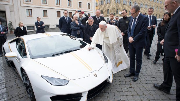 Papež František a bílý model vozu Lamborghini Huracán, který dostal od italské automobilky