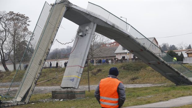 V pražské Troji se 2. prosince 2017 odpoledne zřítila do Vltavy betonová lávka pro pěší, zranili se čtyři lidé.