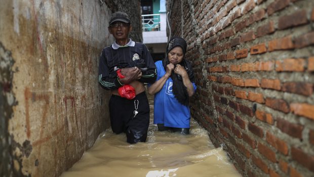 Záplavy v ulicích Jakarty.
