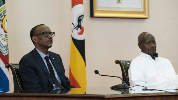 Prezident Rwandy Paul Kagame (vlevo) a jeho protějšek z Ugandy Yoweri Museveni