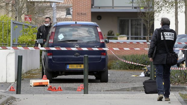 Francouzští vyšetřovatelé na místě střelby na auto ázerbájdžánského novináře Rahima Namazova