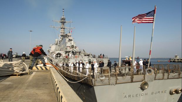 Američtí mariňáci na palubě torpédoborce USS Arleigh Burke (DDG-51), který vyráží na nasazení do Evropy a na Blízký východ.