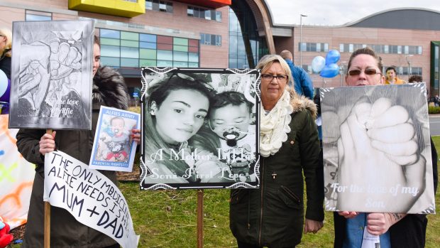 Lidé protestují proti odpojení od přístrojů nevyléčitelně nemocného třiadvacetiměsíčního Alfieho Evanse