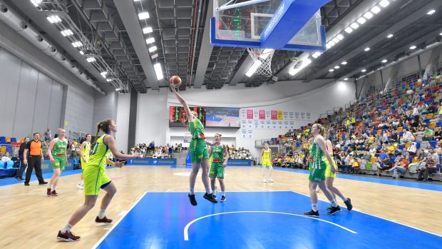 Zápas basketbalistek ZVVZ USK Praha v hale Královka