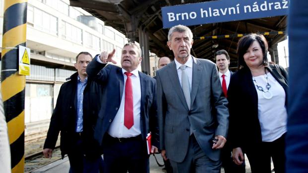 Vláda v demisi během výjezdu do Jihomoravského kraje. Na snímku Andrej Babiš s brněnským primátorem Petrem Vokřálem a ministryní financí Alenou Schillerovou