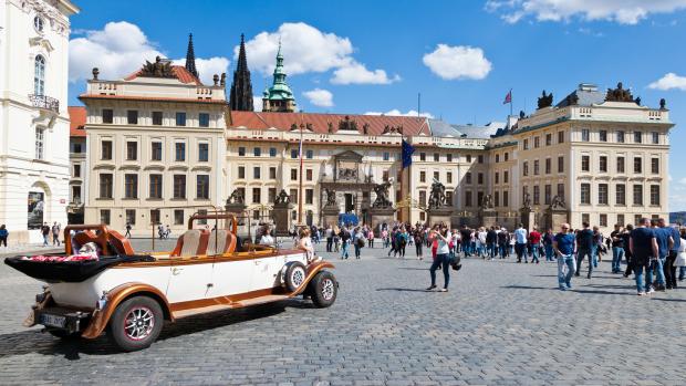 Vyhlídkový historický vůz využívaný zejména turisty před Pražským hradem