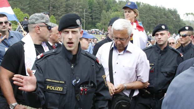 Anđelko Bosančić (v bílé košili a brýlích) během zadržení rakouskými policisty.