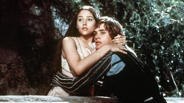 Olivia Husseyová jako Julie a Leonard Whiting jako Romeo ve filmu Romeo a Julie režiséra Franca Zeffirelliho z roku 1968