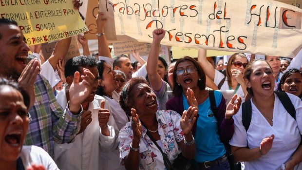 Protesty zdravotnického personálu za zvýšení platu a dodávky základního zdravotnického vybavení a léků ve venezuelském hlavním městě Caracas v srpnu 2018