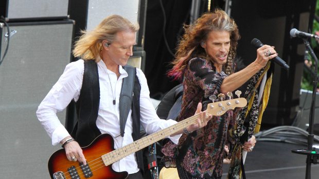 merická rocková skupina Aerosmith oznámila, že nedohraje turné kvůli zranění svého frontmana Stevena Tylera.