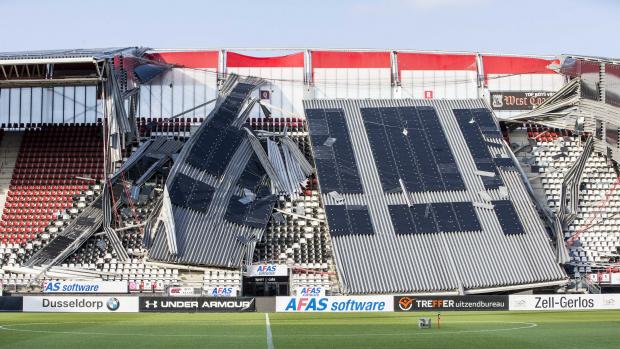 Střecha nad jednou z tribun alkmaarského stadionu spadla v sobotu, v tu dobu byl prázdný, takže nikdo nebyl zraněn