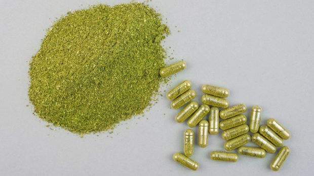 Kratom ve formě prášku a kapslí