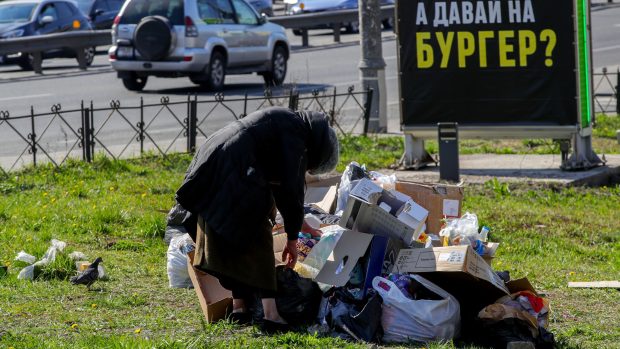 Žena bez domova v centru Kyjeva