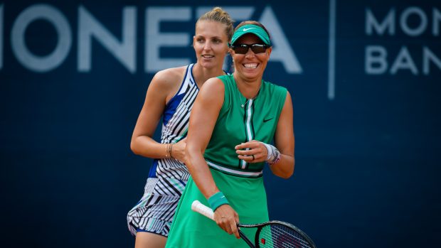 Kristýna Plíšková (vlevo) a Lucie Hradecká na turnaji WTA v Praze