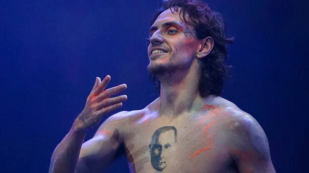 Sergej Polunin si na hruď a ramena si nechal udělat tři tetování s Putinem, zároveň má pravé ruce trojzubec - ukrajinský státní symbol