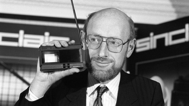 Britský vynálezce Clive Sinclair s prototypem miniaturní televize na snímku z roku 1983