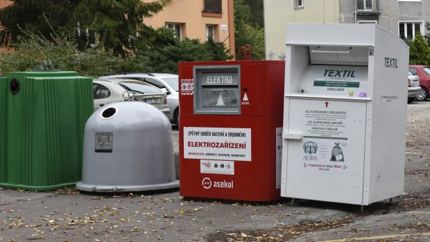 Kontejnery na elektroodpad a na textil