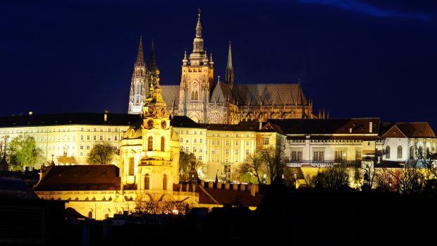 Nasvícené budovy Pražského hradu, v popředí kostel sv. Mikuláše na Malé Straně