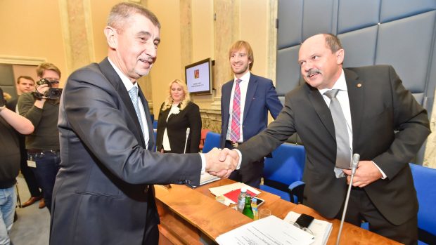 Premiér Andrej Babiš (vlevo) se zdraví s ministrem zemědělství Jiřím Milkem před první schůzí vlády 13. prosince 2017 v Praze.