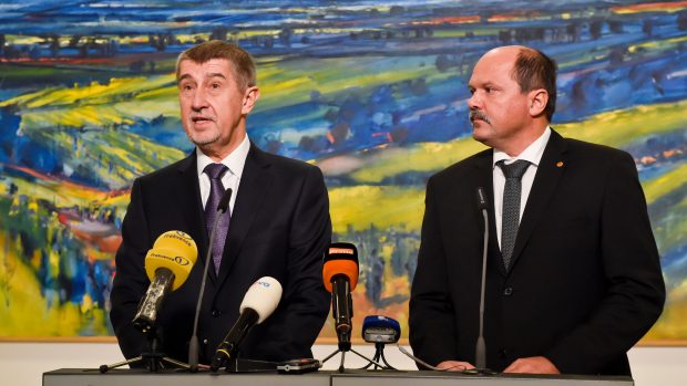 Bývalý premiér a šéf hnutí ANO Andrej Babiš s tehdejším ministere zemědělství Jiřím Milkem (za ANO) na tiskové konferenci v roce 2017