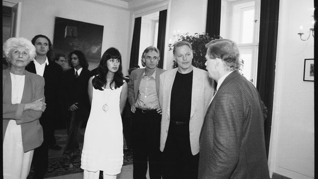 Olga Havlová, Rick Wright, David Gilmour a Václav Havel na Pražském hradě