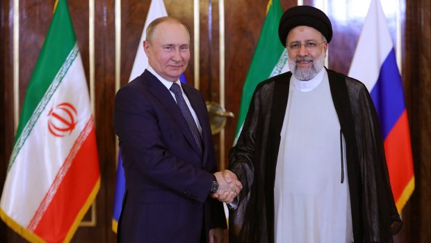 Setkání prezidentů: ruský Vladimir Putin (vlevo) a íránský Ebráhím Raísí