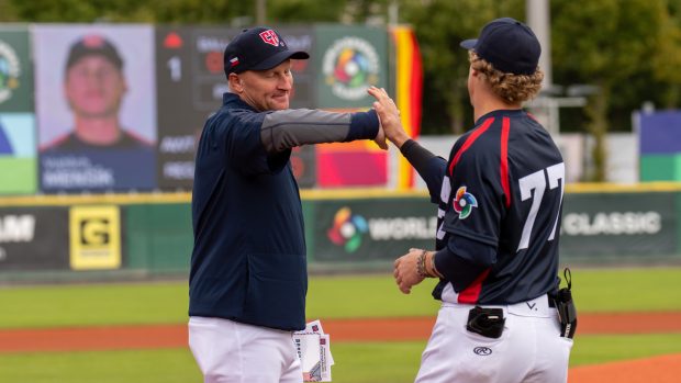 Trenér českých baseballistů Pavel Chadim se spojkou Vojtěchem Menšíkem