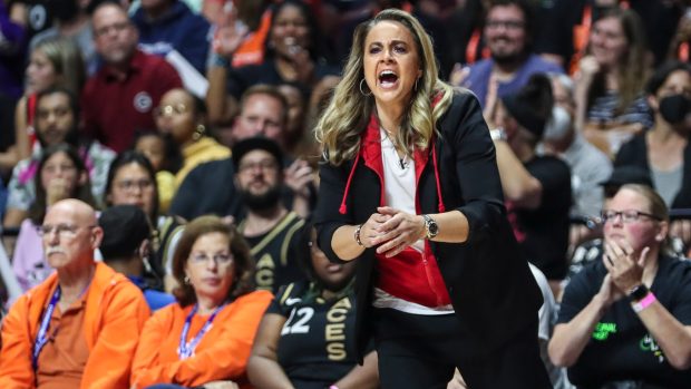 Becky Hammonová na lavičce Las Vegas Aces