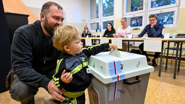 Lidé volí ve druhém kole senátních voleb i v Základní škole Eden v Praze 10