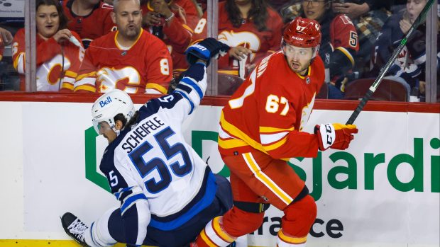 Radim Zohorna (vpravo) v dresu Calgary Flames