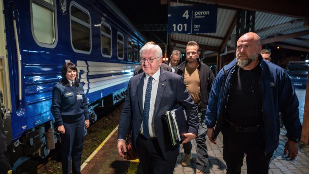 Německý prezident Frank-Walter Steinmeier nastupuje do vlaku a odjíždí do Kyjeva
