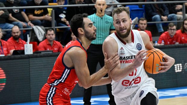 Basketbalista Martin Kříž v souboji s hráčem tureckého Bahcesehiru