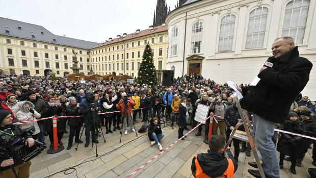 Shromáždění zahájila vystoupení slamerů Anatola Svahilce a Lenky Hronové, režisér Václav Marhoul předčítal ze Zemanovy knihy Jak jsem se mýlil v politice. Vystoupil i písničkář Jaroslav Hutka.