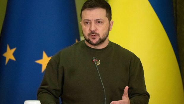 OPOVAŽTE SE MI TUHLE FOTKU VZÍT!! Volodymyr Zelenskyj a za ním vlajky Ukrajiny i Evropské unie